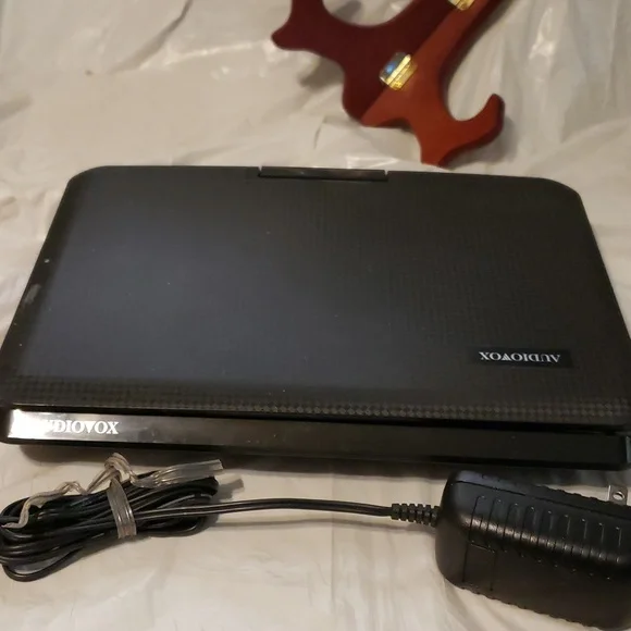 Black Portable DVD Player AUDIOVOX WITH CHARGER - Picture 3 of 3